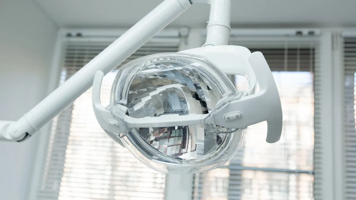 Conseils essentiels pour l’entretien et le nettoyage des équipements d’éclairage médical